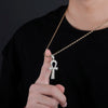 Homme portant un collier pendentif Croix de Vie Ankh pavé or sur t-shirt noir