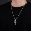 Homme portant un collier pendentif Croix de Vie Ankh pavé argent sur t-shirt noir