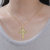Femme portant un collier pendentif Croix de Vie Ankh Isis ailée or