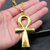 Grand pendentif Croix de Vie Ankh or porté dans la main