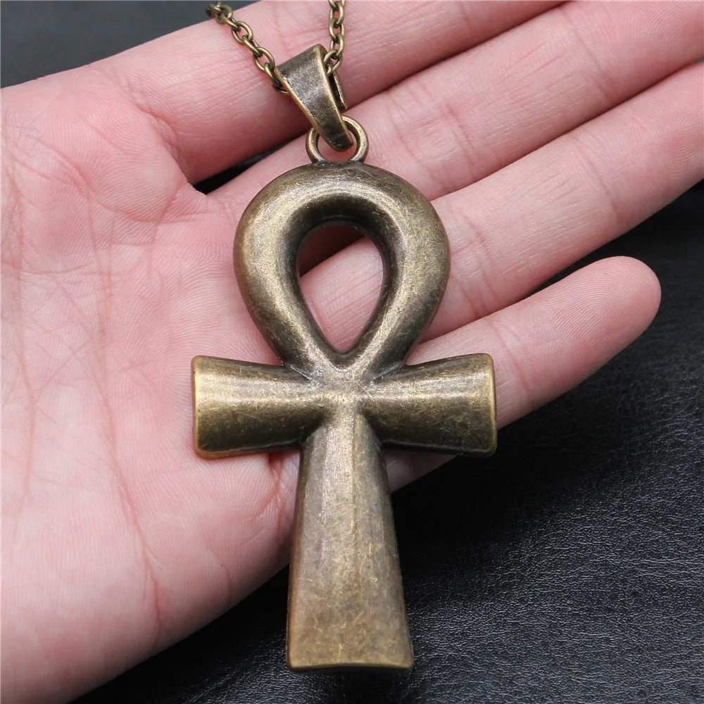 Grand pendentif Croix de Vie Ankh bronze porté dans la main