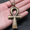 Grand pendentif Croix de Vie Ankh bronze porté dans la main