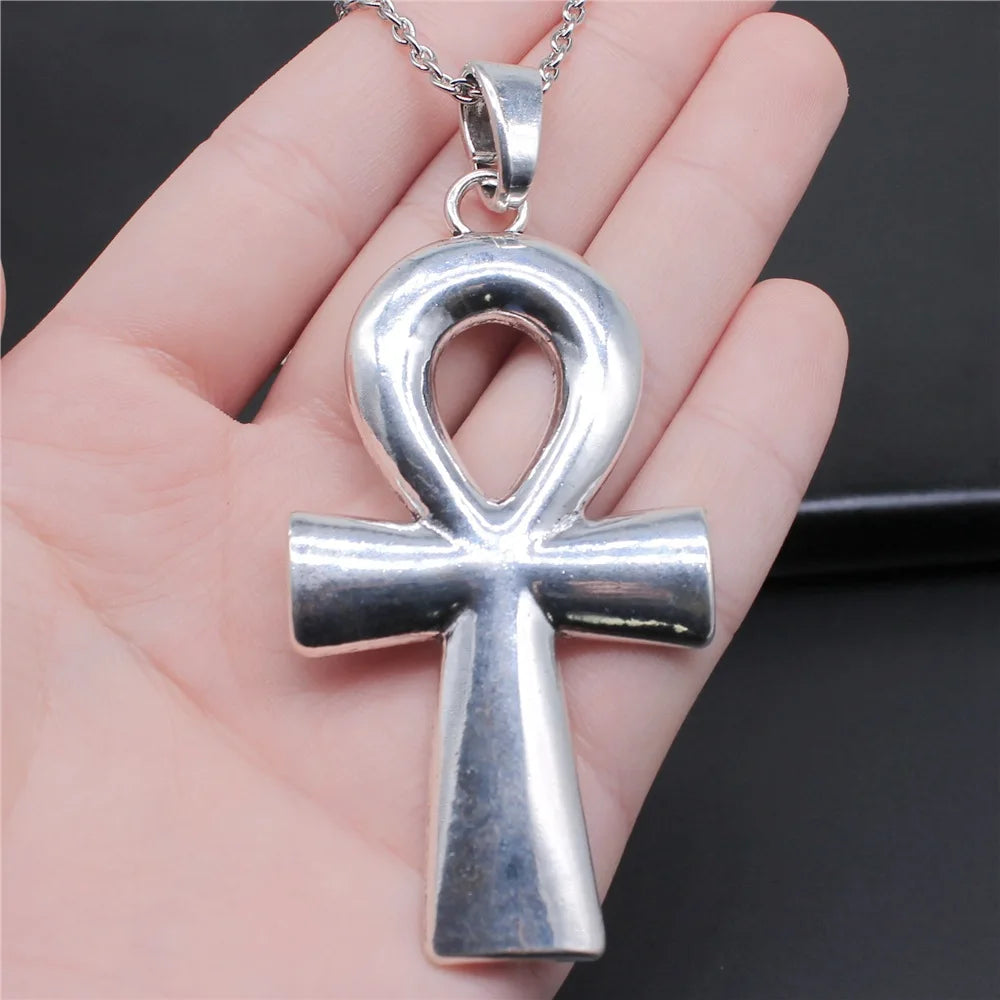 Grand pendentif Croix de Vie Ankh argent porté dans la main