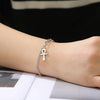 Femme portant un bracelet Croix de Vie Ankh maillons argent au poignet