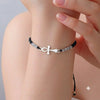 Femme portant un bracelet Croix de Vie Ankh argent cordon noir au poignet