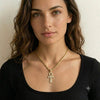 Femme portant un collier pendentif Croix de Vie Ankh pavé or sur t-shirt noir