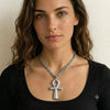 Femme portant un grand collier pendentif Croix de Vie Ankh argent