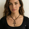Femme portant un grand collier pendentif Croix de Vie Ankh bronze