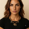 Femme portant un collier pendentif Croix de Vie Ankh Horus œil de tigre or